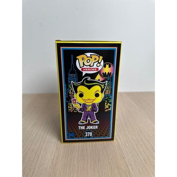 Funko Pop 370 The Joker Hot Topic Exclusive (Blacklight Glo) - NEW IN BOX - Picture 2 of 4